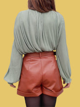 Charger l'image dans la galerie, Blouse vintage Séléna - Crêpe vert d'eau. Épaulettes fantaisies en perles. Taille L, 40, 42. Brigitte of London. Made in England