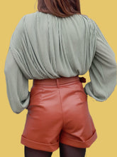 Charger l'image dans la galerie, Blouse vintage Séléna - Crêpe vert d'eau. Épaulettes fantaisies en perles. Taille L, 40, 42. Brigitte of London. Made in England