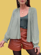 Charger l'image dans la galerie, Blouse vintage Séléna - Crêpe vert d'eau. Épaulettes fantaisies en perles. Taille L, 40, 42. Brigitte of London. Made in England