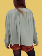 Charger l'image dans la galerie, Blouse vintage Séléna - Crêpe vert d'eau. Épaulettes fantaisies en perles. Taille L, 40, 42. Brigitte of London. Made in England