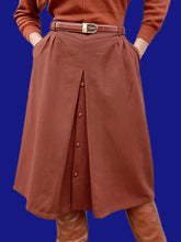 Charger l'image dans la galerie, Jupe vintage Sandra - Laine marron plissée et boutonnée. Taille L, 40, 42. Patrice Bréal. Made in France.
