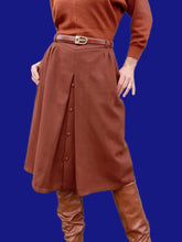 Charger l'image dans la galerie, Jupe vintage Sandra - Laine marron plissée et boutonnée. Taille L, 40, 42. Patrice Bréal. Made in France.