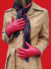 Charger l'image dans la galerie, Gants vintage Anaé. Cuir rouge, doublure 100 % soie. Taille 6,5