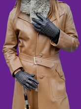 Charger l'image dans la galerie, Gants vintage Olivia. Cuir noir ajouré. Tréfousse. Taille 6,5. Made in France