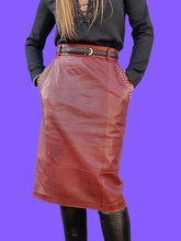 Charger l'image dans la galerie, Jupe vintage Manon - Cuir bordeaux clouté. Taille M, 38, 40. Escada. Made in Germany