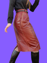 Charger l'image dans la galerie, Jupe vintage Manon - Cuir bordeaux clouté. Taille M, 38, 40. Escada. Made in Germany