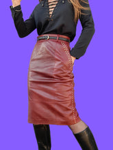 Charger l'image dans la galerie, Jupe vintage Manon - Cuir bordeaux clouté. Taille M, 38, 40. Escada. Made in Germany