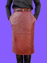 Charger l'image dans la galerie, Jupe vintage Manon - Cuir bordeaux clouté. Taille M, 38, 40. Escada. Made in Germany