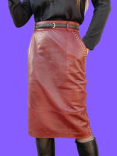 Charger l'image dans la galerie, Jupe vintage Manon - Cuir bordeaux clouté. Taille M, 38, 40. Escada. Made in Germany