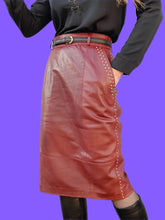 Charger l'image dans la galerie, Jupe vintage Manon - Cuir bordeaux clouté. Taille M, 38, 40. Escada. Made in Germany