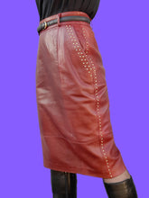 Charger l'image dans la galerie, Jupe vintage Manon - Cuir bordeaux clouté. Taille M, 38, 40. Escada. Made in Germany