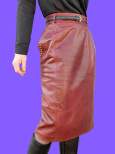 Charger l'image dans la galerie, Jupe vintage Manon - Cuir bordeaux clouté. Taille M, 38, 40. Escada. Made in Germany