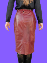 Charger l'image dans la galerie, Jupe vintage Manon - Cuir bordeaux clouté. Taille M, 38, 40. Escada. Made in Germany