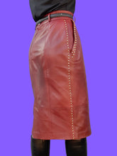 Charger l'image dans la galerie, Jupe vintage Manon - Cuir bordeaux clouté. Taille M, 38, 40. Escada. Made in Germany
