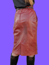Charger l'image dans la galerie, Jupe vintage Manon - Cuir bordeaux clouté. Taille M, 38, 40. Escada. Made in Germany