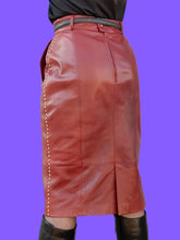 Charger l'image dans la galerie, Jupe vintage Manon - Cuir bordeaux clouté. Taille M, 38, 40. Escada. Made in Germany