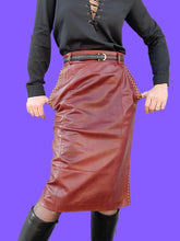 Charger l'image dans la galerie, Jupe vintage Manon - Cuir bordeaux clouté. Taille M, 38, 40. Escada. Made in Germany