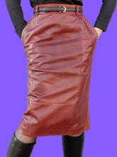 Charger l'image dans la galerie, Jupe vintage Manon - Cuir bordeaux clouté. Taille M, 38, 40. Escada. Made in Germany