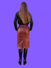 Charger l'image dans la galerie, Jupe vintage Manon - Cuir bordeaux clouté. Taille M, 38, 40. Escada. Made in Germany