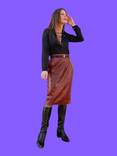 Charger l'image dans la galerie, Jupe vintage Manon - Cuir bordeaux clouté. Taille M, 38, 40. Escada. Made in Germany