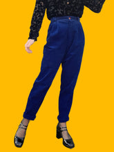 Charger l'image dans la galerie, Pantalon vintage Marie - Velours côtelé bleu électrique. Taille S, 36, 38. Louis Féraud Set. Made in Germany