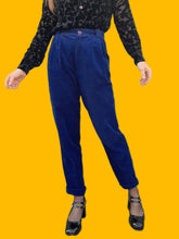 Charger l'image dans la galerie, Pantalon vintage Marie - Velours côtelé bleu électrique. Taille S, 36, 38. Louis Féraud Set. Made in Germany