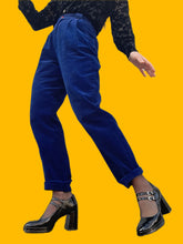 Charger l'image dans la galerie, Pantalon vintage Marie - Velours côtelé bleu électrique. Taille S, 36, 38. Louis Féraud Set. Made in Germany