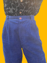 Charger l'image dans la galerie, Pantalon vintage Marie - Velours côtelé bleu électrique. Taille S, 36, 38. Louis Féraud Set. Made in Germany
