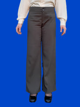 Charger l'image dans la galerie, Pantalon "Seconde" Iris - Texturé gris. Taille S, 36, 38. Armani Collezioni. Made in Italy.