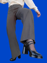 Charger l'image dans la galerie, Pantalon "Seconde" Iris - Texturé gris. Taille S, 36, 38. Armani Collezioni. Made in Italy.