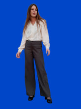 Charger l'image dans la galerie, Pantalon "Seconde" Iris - Texturé gris. Taille S, 36, 38. Armani Collezioni. Made in Italy.