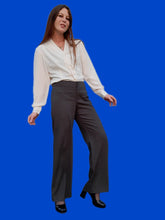 Charger l'image dans la galerie, Pantalon "Seconde" Iris - Texturé gris. Taille S, 36, 38. Armani Collezioni. Made in Italy.