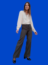 Charger l'image dans la galerie, Pantalon "Seconde" Iris - Texturé gris. Taille S, 36, 38. Armani Collezioni. Made in Italy.