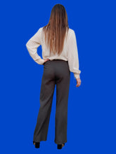 Charger l'image dans la galerie, Pantalon "Seconde" Iris - Texturé gris. Taille S, 36, 38. Armani Collezioni. Made in Italy.