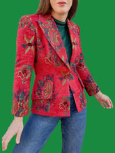 Charger l'image dans la galerie, Blazer vintage Joséphine - Jacquard fleuri rouge. Taille XS, 34, 36. Sassia - Calèche. Made in France.