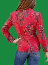Charger l'image dans la galerie, Blazer vintage Joséphine - Jacquard fleuri rouge. Taille XS, 34, 36. Sassia - Calèche. Made in France.