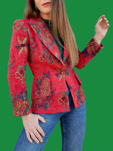 Charger l'image dans la galerie, Blazer vintage Joséphine - Jacquard fleuri rouge. Taille XS, 34, 36. Sassia - Calèche. Made in France.