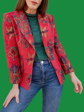 Charger l'image dans la galerie, Blazer vintage Joséphine - Jacquard fleuri rouge. Taille XS, 34, 36. Sassia - Calèche. Made in France.