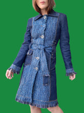 Charger l'image dans la galerie, Manteau vintage Armande - Tweed à franges et denim. Taille S, 36, 38. D&G - Dolce & Gabanna. Made in Italy.