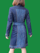 Charger l'image dans la galerie, Manteau vintage Armande - Tweed à franges et denim. Taille S, 36, 38. D&G - Dolce & Gabanna. Made in Italy.