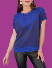 Charger l'image dans la galerie, Blouse vintage Molly - Bleue roi, broderies feuillages ajourées. Taille L, 40, 42.