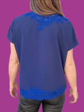 Charger l'image dans la galerie, Blouse vintage Molly - Bleue roi, broderies feuillages ajourées. Taille L, 40, 42.