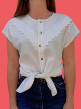 Charger l'image dans la galerie, Chemisette vintage Eugénie - Plastron en dentelle en V. Blanc. Taille XL, 42, 44.