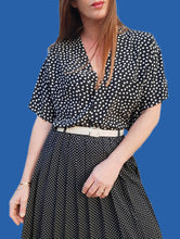 Charger l'image dans la galerie, Chemisette vintage Lou - A nouer. Pois noirs et blancs. Taille XL, 42, 44. Made in France