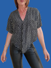 Charger l'image dans la galerie, Chemisette vintage Lou - A nouer. Pois noirs et blancs. Taille XL, 42, 44. Made in France