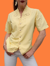 Charger l'image dans la galerie, Blouse vintage Linsee - Broderies florale à l'encolure. Taille M, 38, 40. Bleu Bonheur.