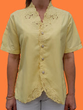 Charger l'image dans la galerie, Blouse vintage Linsee - Broderies florale à l'encolure. Taille M, 38, 40. Bleu Bonheur.