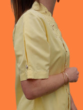 Charger l'image dans la galerie, Blouse vintage Linsee - Broderies florale à l'encolure. Taille M, 38, 40. Bleu Bonheur.
