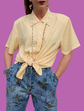 Charger l'image dans la galerie, Chemisette vintage Nadia - Col en dentelle ajourée. Jaune. Taille XXL, 44, 46.