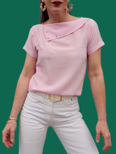 Charger l'image dans la galerie, Haut vintage Candice - Col asymétrique clouté. Rose marshmallow. Taille XS, 34, 36
